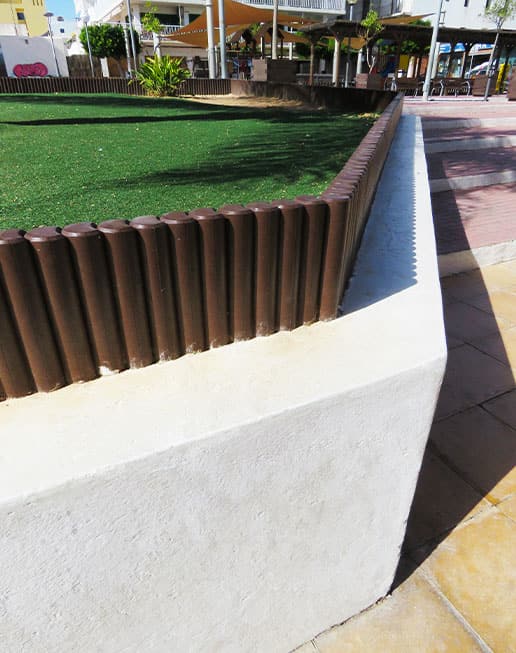 Mobiliario urbano resistente para la Plaza de España de San Antonio