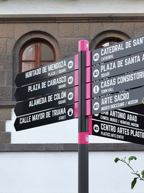 señales turisticas en ciudad