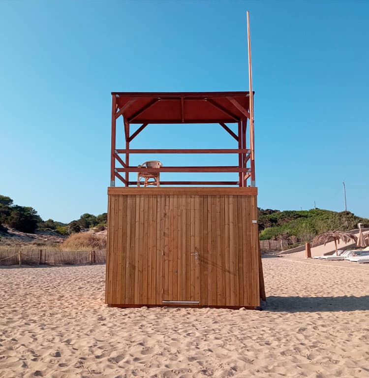 Torre de vigilancia de madera instalada en la arena de la playa de Sant Josep para los socorristas