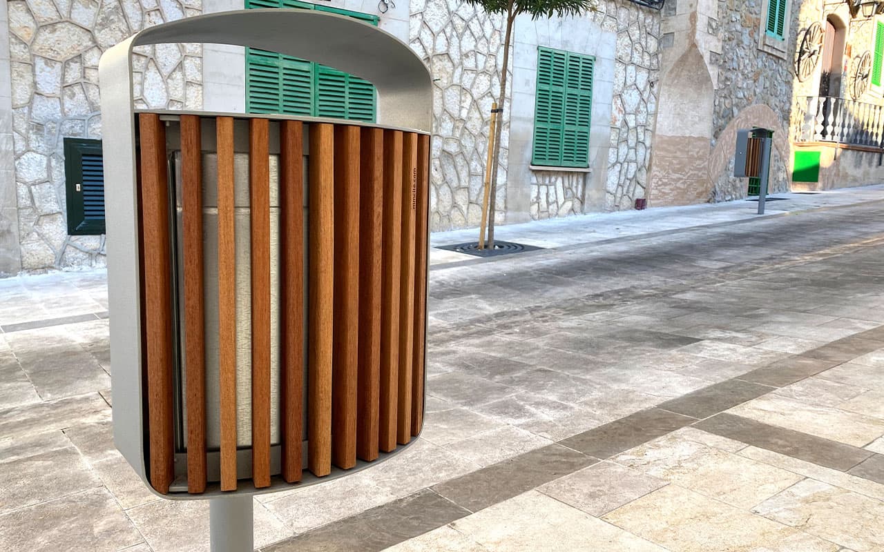 Papeleras de hierro y madera para la recogida de residuos en las calles de Calvia