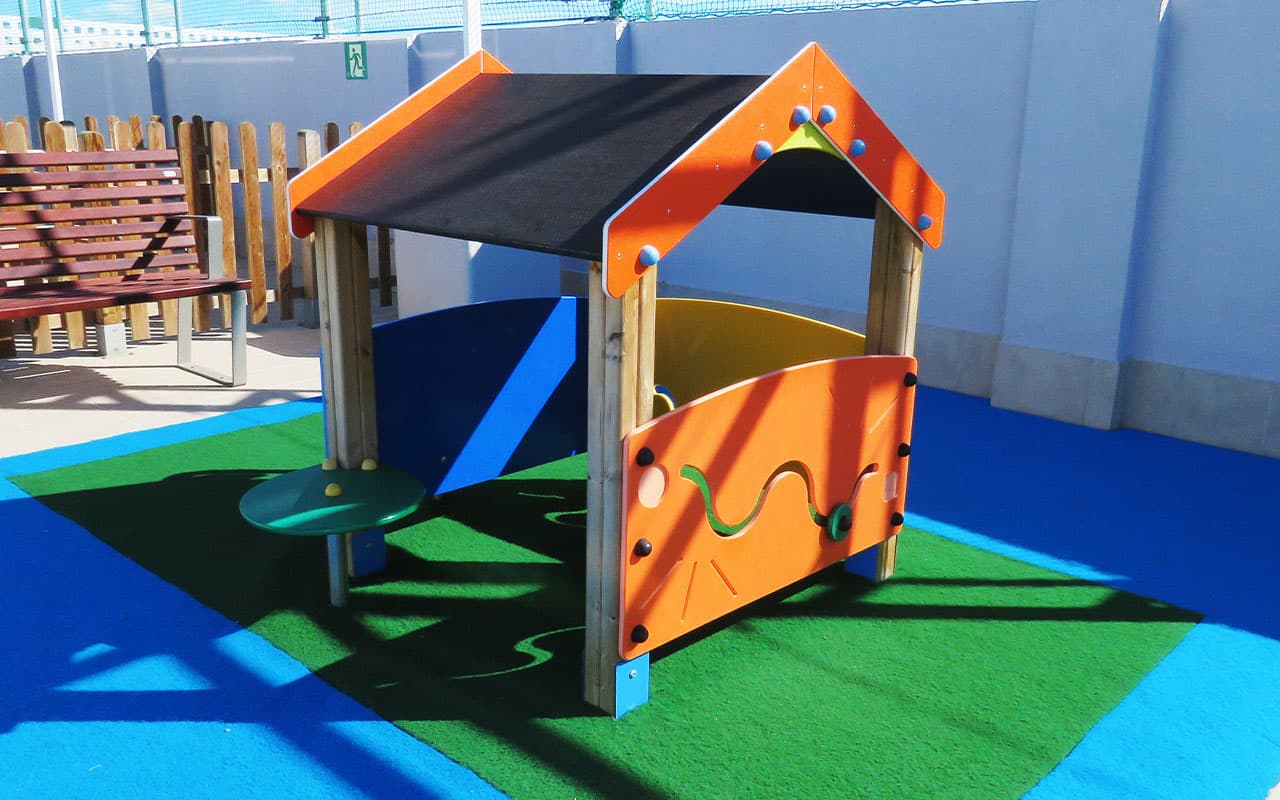Caseta de madera que forma parte del parque infantil diseñado y construido para el Colegio Mestral de Ibiza