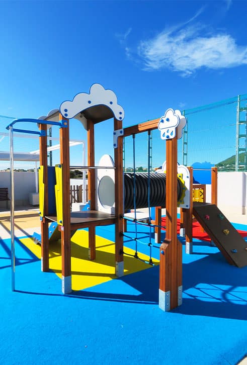 Zona de juegos para niños construida e instalada para el Colegio Mestral de Ibiza