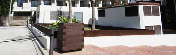 Maceteros de madera ubicados en la Plaza España de San Antonio que han conseguido dar un lavado de imagen a una de las zonas más turísticas y visitadas del municipio