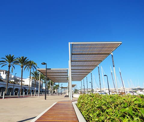 Pérgolas de gran formato localizadas en el puerto de Formentera y protegen a los viandantes y transeúntes contra la radiación solar