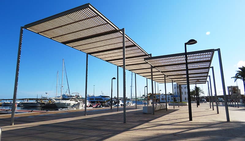 Pérgolas instaladas en el puerto de Formentera para proporcionar sombra en una zona de descanso