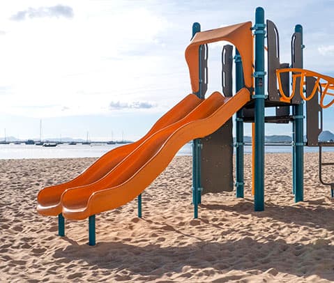 Parque infantil diseñado e instalado en el Puerto de Pollensa