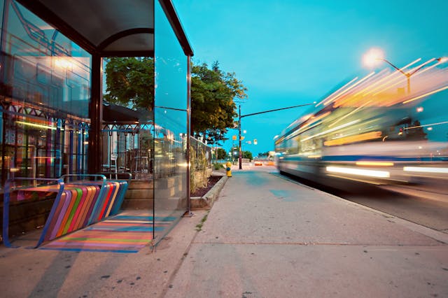 Protección y comodidad en las paradas de autobús: Descubre las marquesinas modernas y funcionales