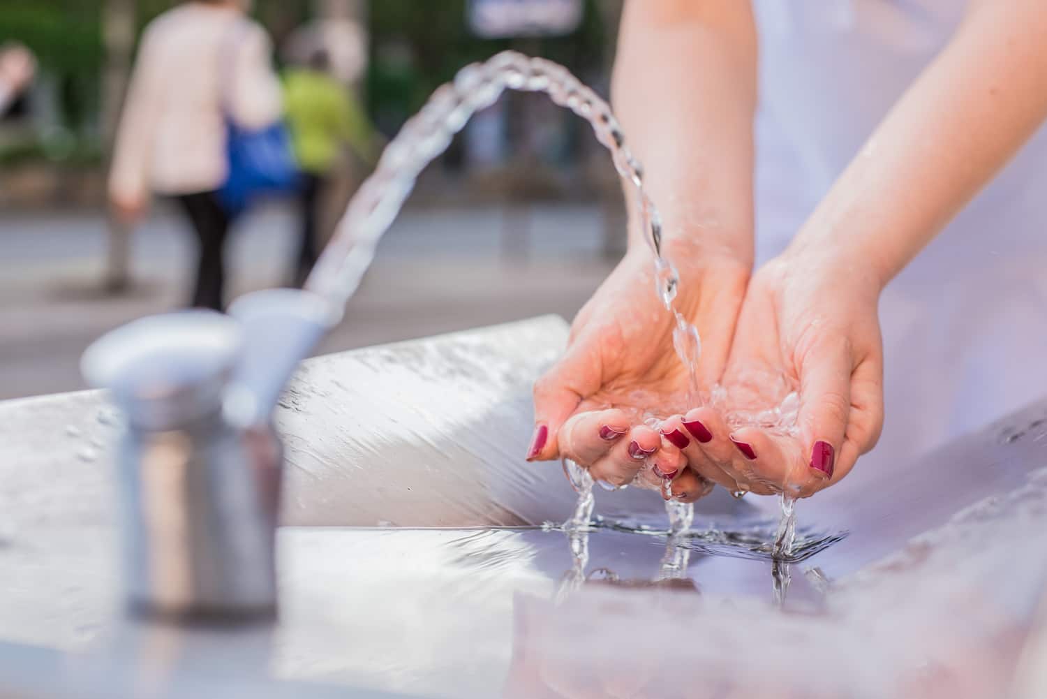 ¿Por qué se debe invertir en fuentes públicas para beber agua?