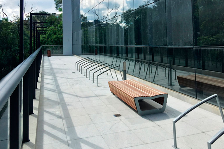 Bancos para sentarse de madera - Mobiliario Urbano
