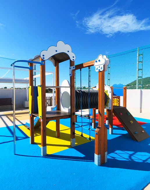 El Colegio Mestral apuesta por una nueva zona de juegos infantiles ubicada en las alturas