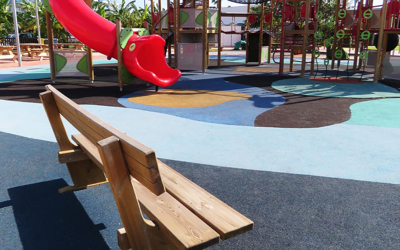 Nuevos bancos de madera sostenibles construidos en el nuervo parque infantil del barrio de Cas Capità