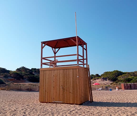 Torre de vigilancia de madera para los socorristas de la playa del municipio de Sant Josep