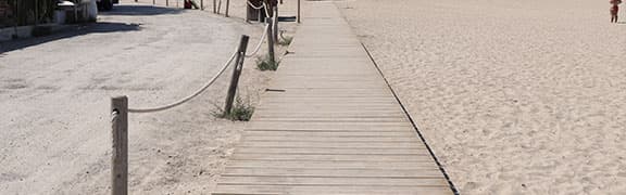 Pasarela de madera que mejora el acceso y la seguridad de la playa de Sant Josep