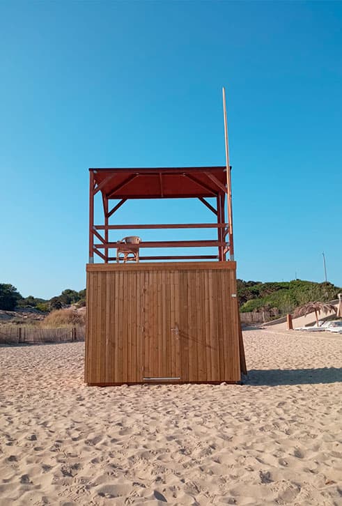 Torre de vigilancia de madera renovada y mejorada localizada en la playa de Sant Josep