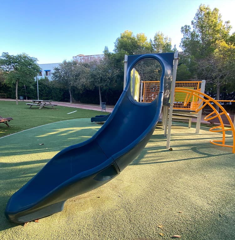 Tobogán instalado en el parque infantil del municipio de Calvia
