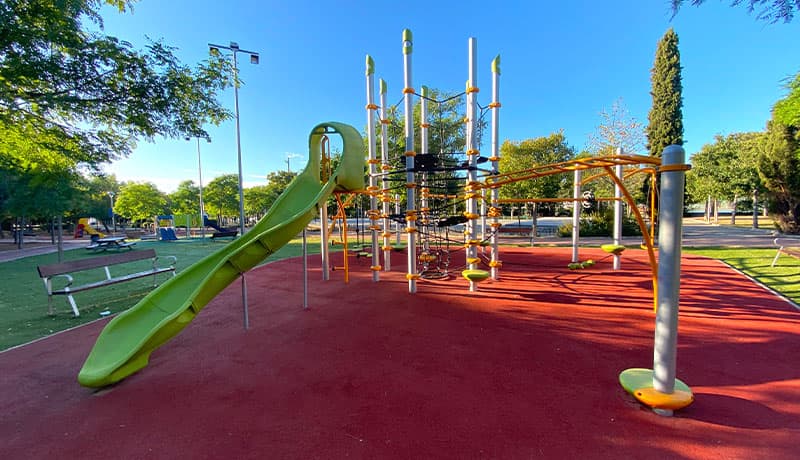 Nuevas zonas de juegos infantiles exteriores diseñadas e instaladas en zonas colindantes a centros educativos del municipio mallorquín de Calvia
