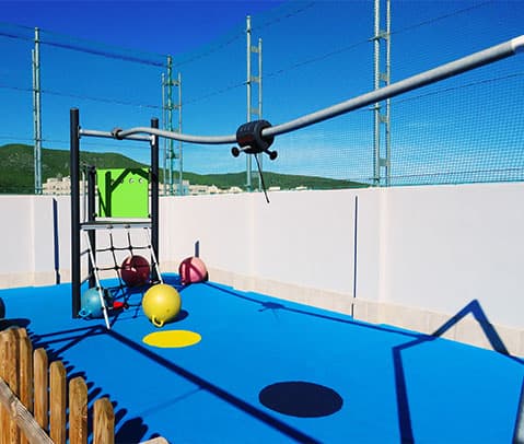 Zonas infantiles seguras y sostenibles diseñadas e instaladas en el Colegio Mestral de Ibiza