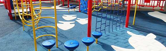 Elementos del parque infantil instalado en el Morna International College de Ibiza