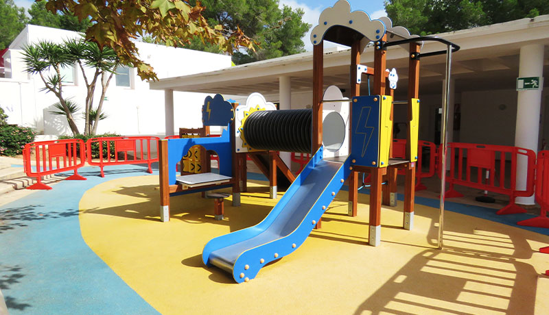 Parque infantil diseñado con materiales sostenibles para lograr la seguridad, sostenibilidad y funcionalidad para los alumnos del Morna Internacional College