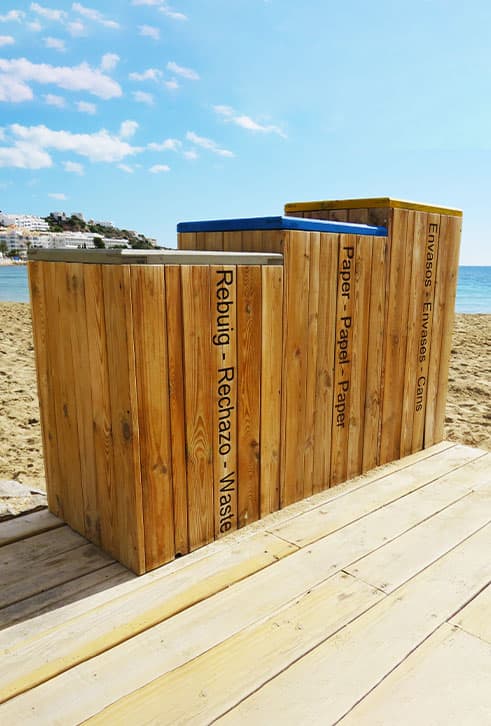 Papeleras para la recogida de residuos de madera instaladas en la playa del Paseo de Figueretas de Ibiza
