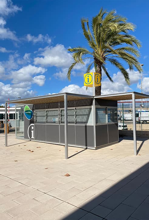 Kiosko ubicado en la zona de información turística que hemos diseñado y elaborado en Palma de Mallorca