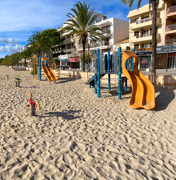 Parque infantil con diferentes elementos ubicado en el Puerto de Pollensa para el uso y disfrute de los más pequeños de la casa