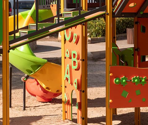 Elemento de juego del parque infantil instalado por Decópolis en el Safari Zoo