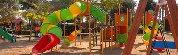 Gran tobogán incluido en un parque infantil compuesto por más elementos