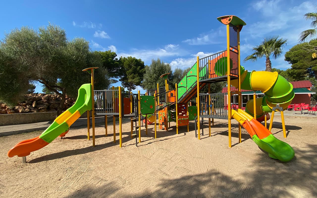 Gran parque infantil elaborado con materiales sostenibles ubicado en el Safari Zoo de Mallorca