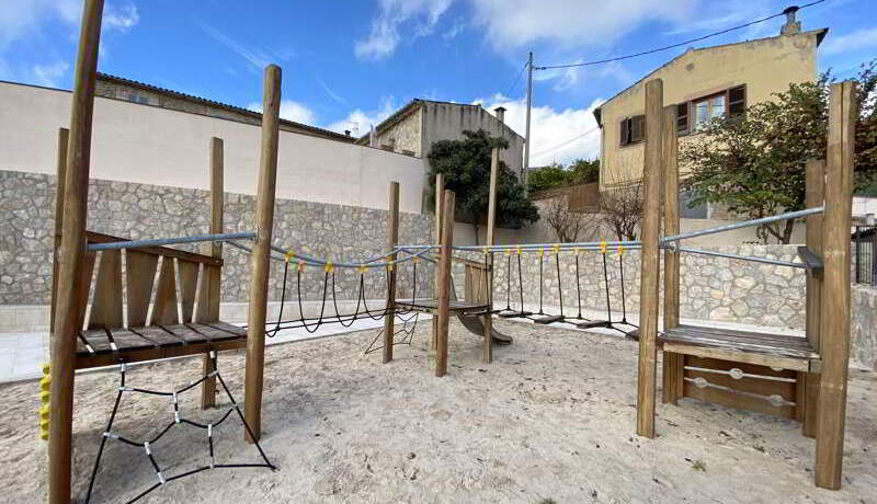 creación e instalación de espacio infantil en Puigpunyent