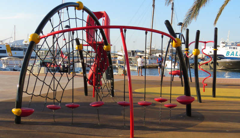 Zona de juego para niños que se encuentra en Puerto de la Savina