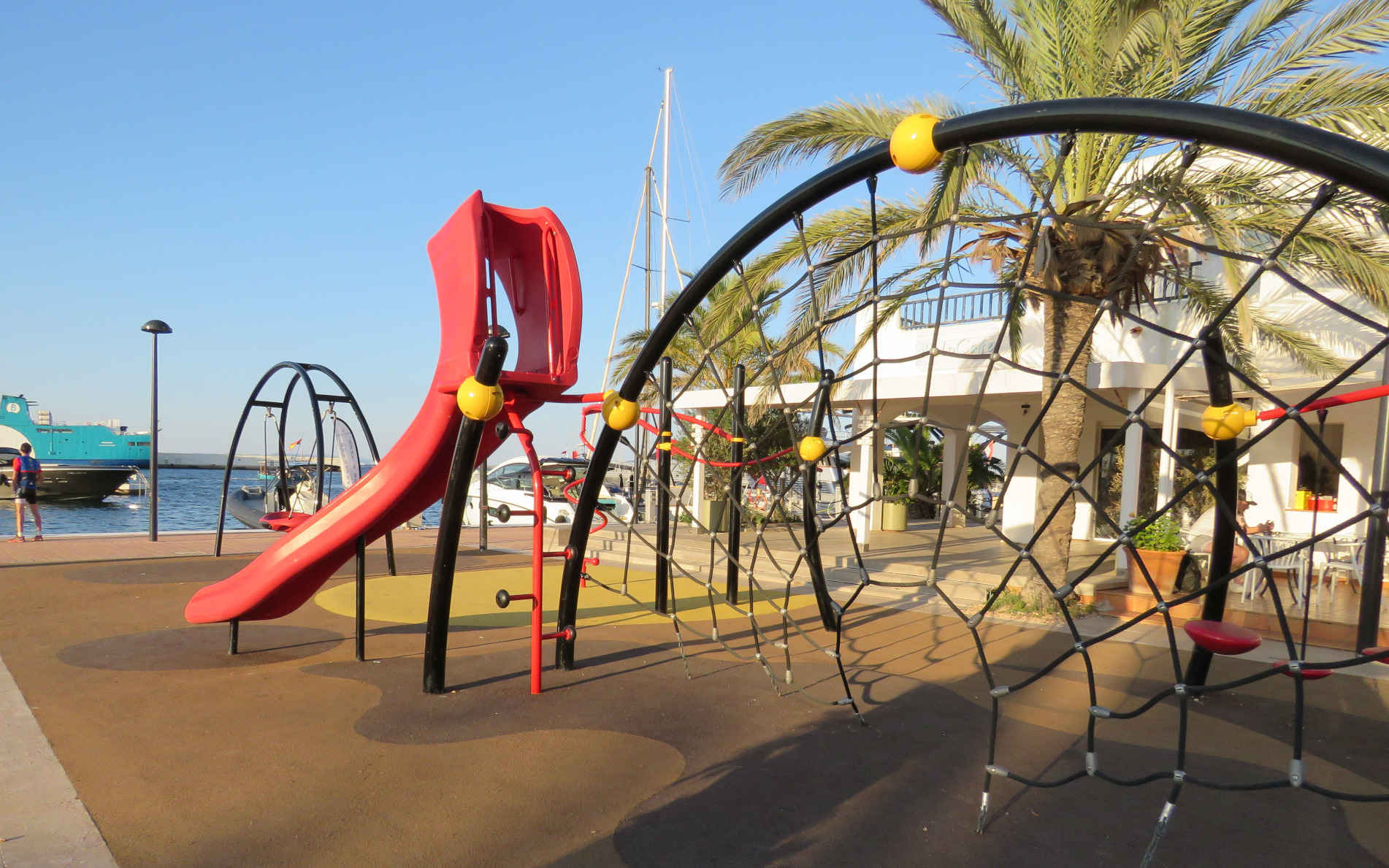 creación de un parque infantil en el puerto de la Savina